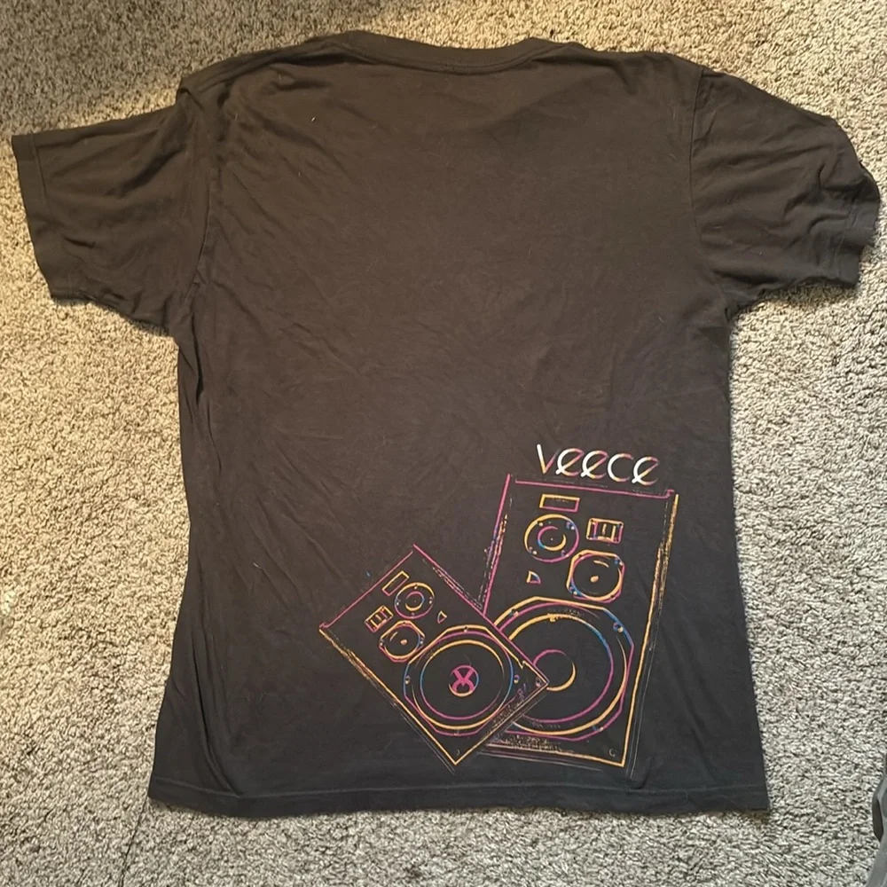 Grey S/S T-Shirt with Vibrant Speaker Graphic - Picture 2 of 2